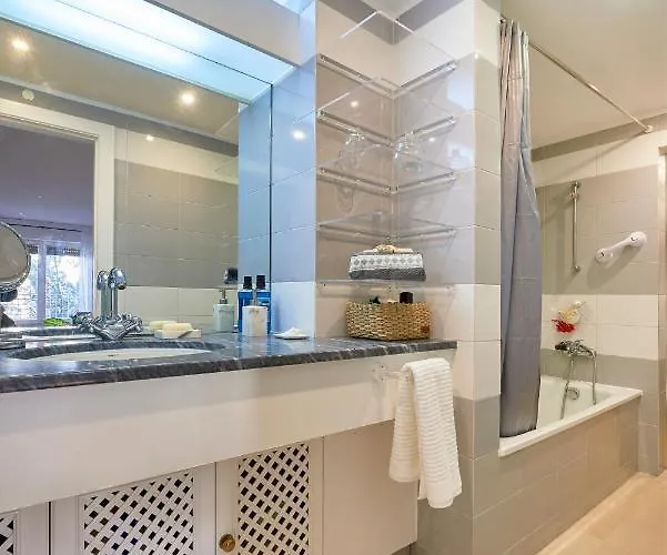 Modern With Swiming Pool & Garage - Apartmán *